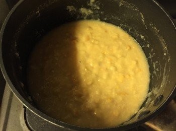 step6: 同煲煮粟米湯, 加入1/4罐水煮滾後加在薯蓉面即成