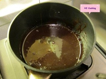 step2: 另一方面細火煮淡忌廉, 黑朱古力和RUM酒