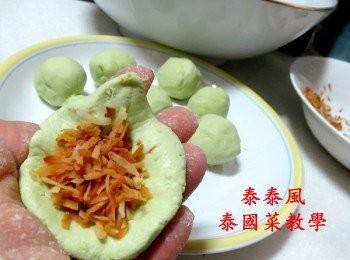 step12: 包入炒好的椰絲