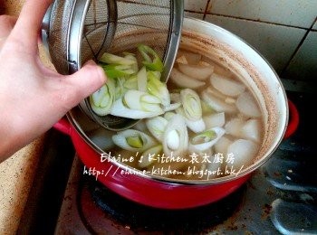 step10: 加入京蔥拌勻蓋上蓋繼續用慢火煲30分鐘