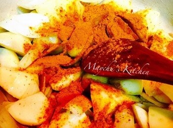 step3: 下洋蔥爆炒至半透明，然後下薯仔炒至表面略呈金黃，下咖哩粉炒香，加椰漿、花奶及雞湯煮成咖哩汁，加入<a href="https://bit.ly/3zHU5V3" target="_blank" data-keyword="雞翼" class="guide-link"><strong>雞翼</strong></a> <span style="display:inline-block;vertical-align:middle;margin-top:-3px;color:initial;border-radius:3px;padding:2px 3px;font-size:12px;line-height:14px;background:#87d300;color:#fff;">即買</span> 後加蓋用小至中火燜約20分鐘至薯仔完全軟腍。