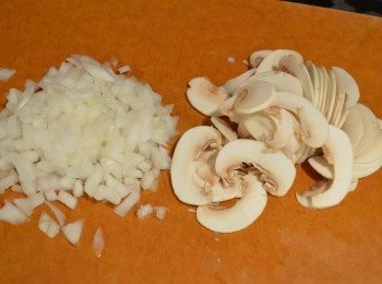 step5: 鬆弛期間可以做餡料。洋蔥切粒；磨菇去蒂切薄片。