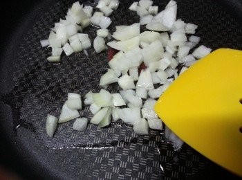 step7: 洋蔥切粒,先用1湯匙油爆香洋蔥