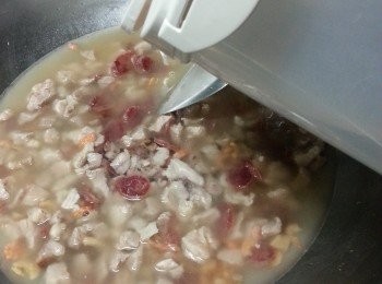 step8: 加入適量食用開水,水份要蓋過餡料