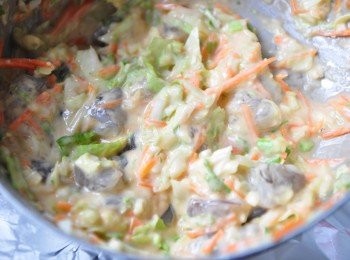 step2: 並加入中筋麵粉、胡椒粉、鹽巴調味拌勻