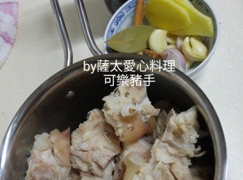 step1: 豬手放凍水一起煮滾氽水1O分鐘，冼乾淨。