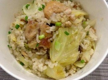 step2: 鍋子加入麻油將薑片爆香，放入雞腿塊加少許鹽煎炒上色，放入高麗菜略炒後，加入洗淨的白米，加入除了米酒之外的<span class="group_2">調味料</span>拌勻，加入2杯的水，中大火煮滾後蓋鍋蓋轉文火煮約15-18分鐘，開鍋蓋，拌開後再鋪勻，試味道調整鹹淡，延鍋邊倒入米酒，蓋鍋蓋再煮約5分鐘，關火燜5-10分鐘。 開鍋蓋加入少許香油和蔥花。