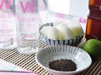 step1: 備料:水、新鮮冬瓜切塊、冬瓜磚或冬瓜濃縮露、羅勒籽、檸檬
