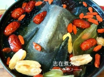 step2: 所有材料 （鹽除外）及適量水份加入鍋內（用18cm約半鍋水），加蓋後放入蒸爐燉2個小時（鹽除外）