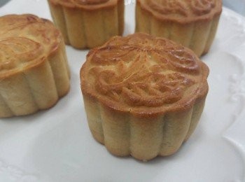 step2: 取出、分割、滾圓, 用保鮮紙隔著擀成圓餅,包入餡料,搓圓,放入已沾有麵粉的月餅模中, 輕輕用力壓出月餅, 放在烤盤內, 完成後,放雪柜待 20分鐘或雪硬些少