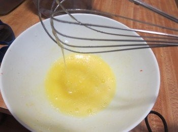 step1: 先準備個大碗~倒入鷄蛋跟砂糖打至发泡，就是打蛋器举起来时，鸡蛋糊能够呈一直线流下的程度才行。（不用打發，拌匀就行了）