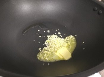 step2: 慢火燒熱易潔鑊， 下1茶匙油及牛油,  蒜蓉略爆（留心不要燒焦）
