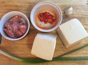 step1: 蔥用可飲用水洗淨後切細蔥花；蒜切細末。