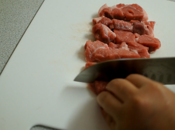 step2: 將豬肉切約2/3手指長