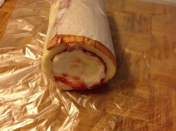 step5: 卷起蛋卷 (用原先的蛋榚紙包好)