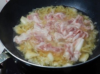 step3: 再加入五花肉片煮滾，依個人口味添加鹽