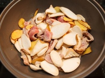 step2: 接著把松阪豬與杏鮑菇下鍋拌炒，炒至杏鮑菇呈現溼潤狀。