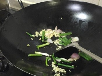 step3: 燒熱油鑊子，加入蔥段、蒜蓉、乾蔥頭爆香中火快炒