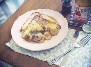 step7: 迫不及待的想吃呀~~~ 法國吐司佐蜜香蕉:)