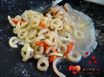 step4: 倒入豬皮<span class="group_2">調味</span>與水煮至你喜歡的口感,收乾湯汁(我喜歡Q的約8鐘)