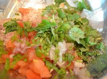 step10: 把切好的材料放入碗中，加入所有調味料混合均勻（可試一試味道），再淋上橄欖油就做好莎莎醬。