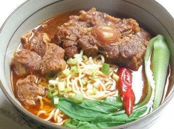 step9: 經過細火慢燉的牛腩及牛尾,肉質中帶有些許嚼勁卻不軟爛,嚐得到牛肉該有的好滋味。