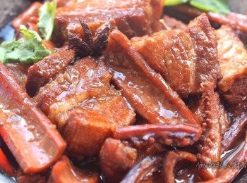 step9: 起鍋前撒上黑胡椒粉即完成。五花肉吸收了乾魷魚海洋的鮮味,香氣十足。喜歡蒜苗的朋友們可以在熄火前2分鐘將切斷的蒜苗加入煮熟即可,會有意想不到的美味喔!