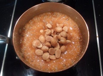 step12: 倒入夏威夷豆裹上一層太妃糖。