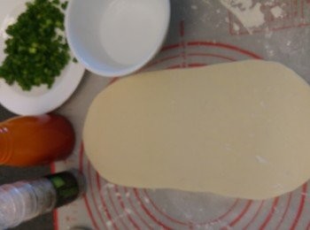 step3: 麵團壓成長方型,撒上香草鹽。