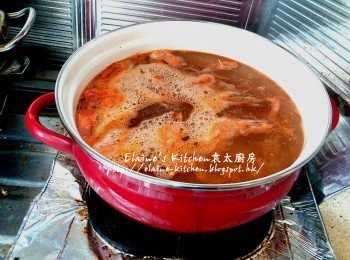 step5: 加入熱水煮滾後蓋上蓋用中火煮30分鐘 , 期間小心滾瀉