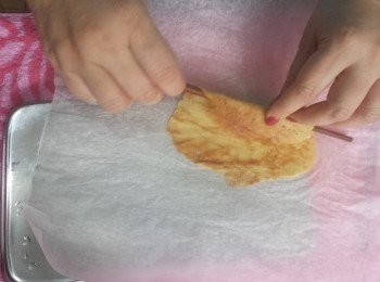 step8: 打開牛油紙，放上一隻筷子，將邊位摺起一點。