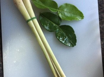 step2: 香茅用剪刀剪碎 (纖維太多, 用刀切不開。如有攪拌機，可切小段然後用機攪碎)