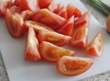 step1: 將蕃茄洗淨，然後切半，再切小塊