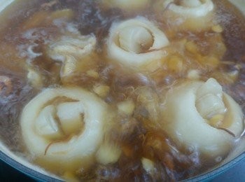 step3: 將所有材料放入滾水內, 先蓋蓋滾約15分鐘。