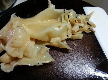 step2: 將焗好之花膠切開兩邊,洗淨後切幼條備用