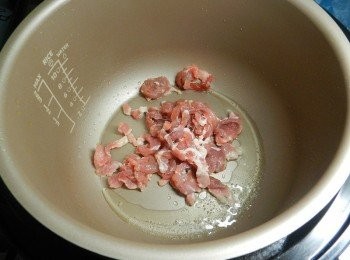 step2: 到入一點點油，爆香肉絲