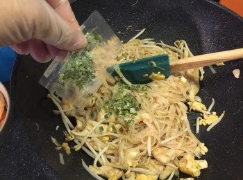 step5: 最後再入乾蔥同蝦仁，多炒2分鐘即可。
上碟後將餘下一半芽菜做伴碟。灑上腰果碎和適量辣椒粉就完成。