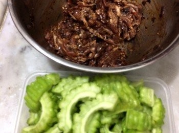 step1: 豚肉用蒜蓉豆豉醬, 味醂, 鹽醃10分鐘