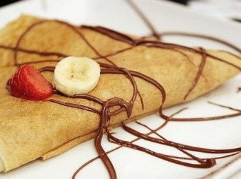 step7: 放入盤中對角折疊兩次，然後擠上巧克力醬，放點水果即可。