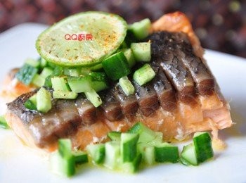 step7: 灑些風味鹽，放上檸檬片，食用時再滴上幾滴檸檬即可!