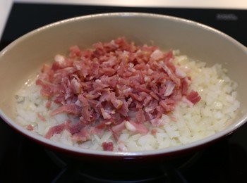 step2: 蠔肉用熱水焯熟後備用, 熱鑊下牛油，中火加入煙肉及洋蔥煮至軟身