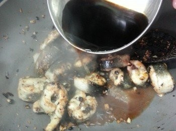 step12: 倒入老抽魚露冰糖水,用大火煮,煮到略為收汁