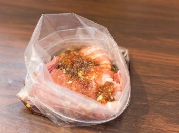 step3: 五花肉片與<span class="group_1">醃料</span>拌勻，置冰箱內醃至少 4 小時或過夜
(可以把材料放於食物保鮮袋中包好，間中整包反轉讓肉醃得均勻一點)