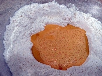 step3: 麵粉中間挖出空間，加入油和蛋