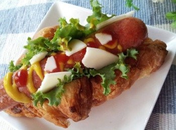 step5: 芥茉和蜂蜜先調合好 , 再淋到熱狗上, 再淋上蕃茄醬