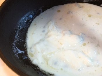 step3: 把蛋白液分開大約三份，然後中火下鑊去炒，每炒起一份便盛起，之後再炒第二份，再第三份。（這樣分開三份去炒，目的是避免蛋白炒太久會過老）眼見已熟的盛起便可，每次下蛋白液前，記得再次拌勻以免生粉水沉澱。