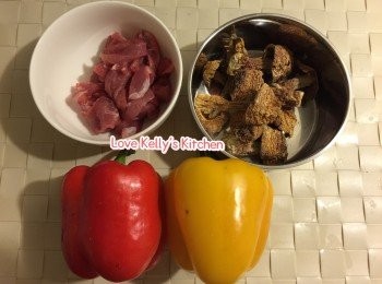 step1: 姬松茸菇先用暖水浸30分鐘，待軟身洗乾淨後備用；