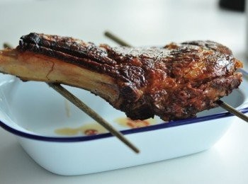 step5: 夾起牛扒，放在筷子上，蓋上錫紙，略為待五分鐘