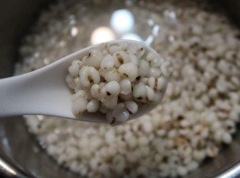 step3: 蒸熟的薏仁先放在一旁備用，若覺得蒸的不夠，可自行斟酌再蒸煮。