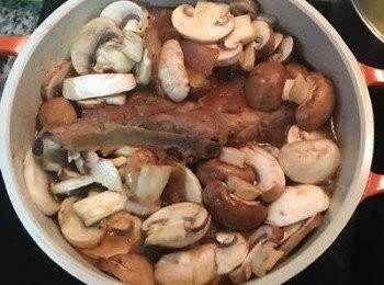 step8: 30分鐘後，試味道，用鹽或水或糖調整。調整好味道後放入切片的蘑菇，蓋鍋小火再燒15分鐘即可起鍋裝盤並灑上蔥花。